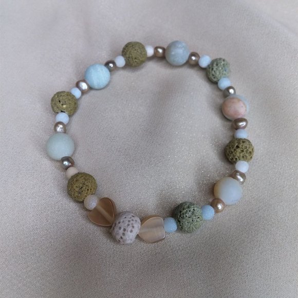 SOLD ** Aromatherapy Diffuser Bracelet (NWT) - Picture 2 of 3